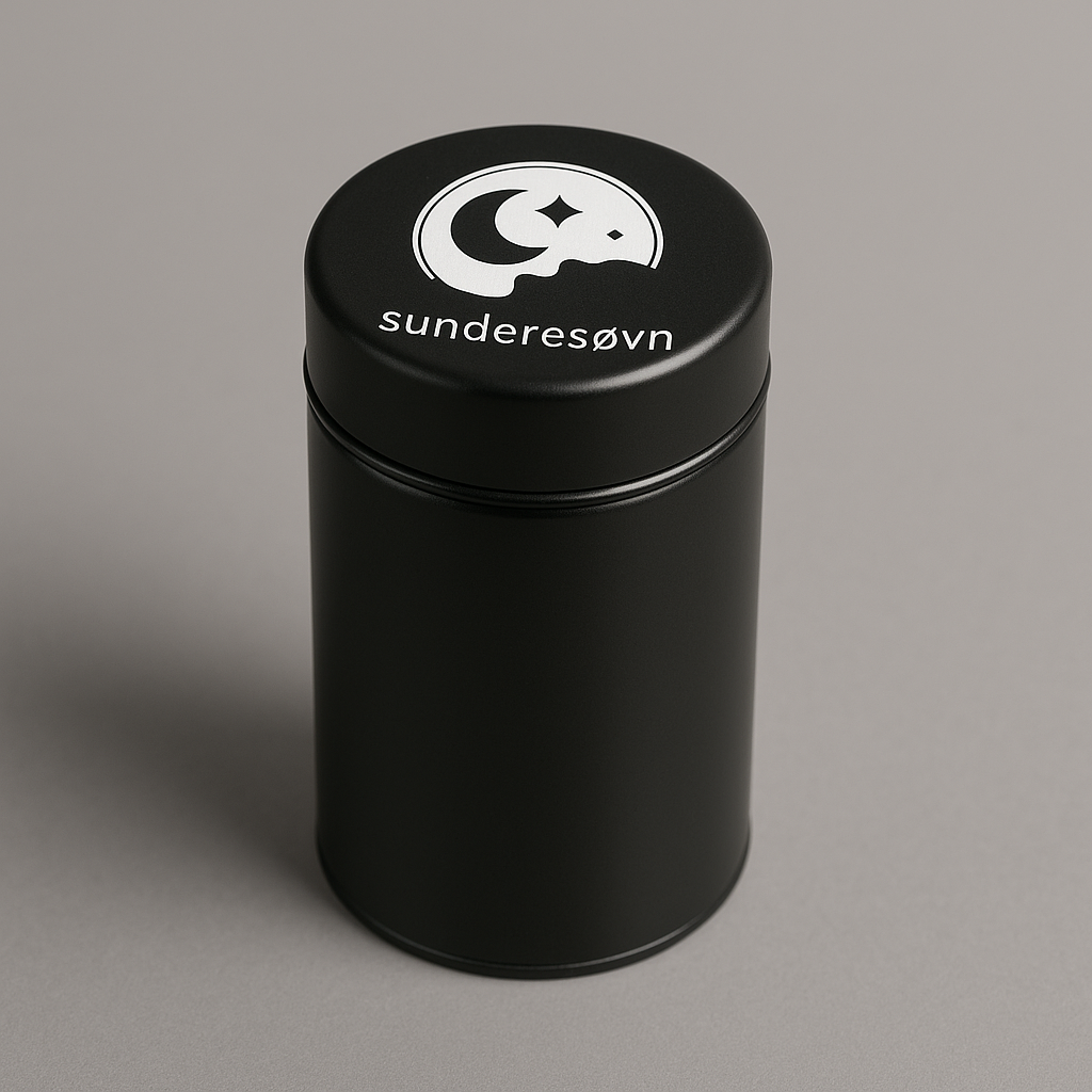 Sunderesoevn-matcha-te-pulver-i-sort-daase