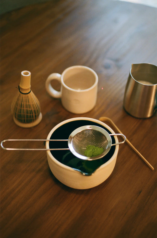 Praktiske værktøjer til at forberede matcha-te perfekt