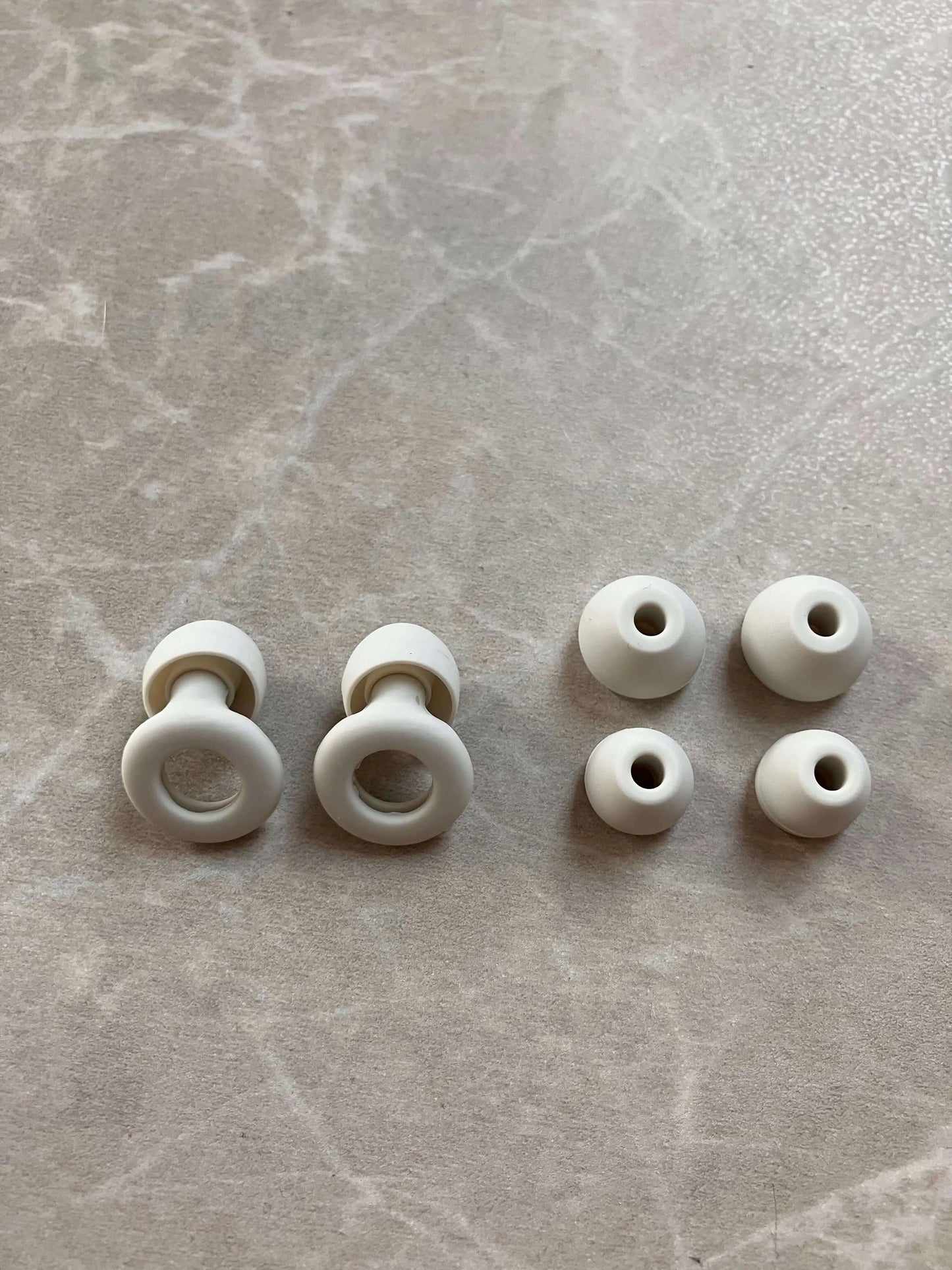 Ekstra Ear Tips i 4 størrelser - Stille hoveder - Hvid/ Sort - 8 STK til Silikone EarCircles  sunderesøvn.dk