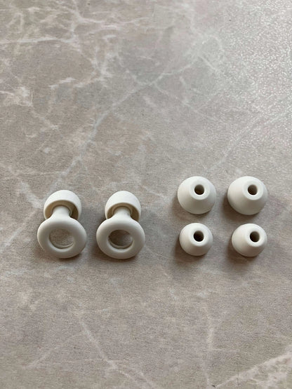 Ekstra Ear Tips i 4 størrelser - Stille hoveder - Hvid/ Sort - 8 STK til Silikone EarCircles  sunderesøvn.dk