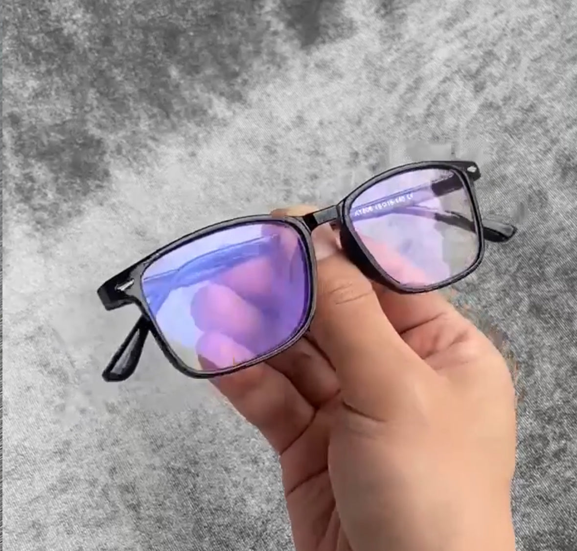 blue-light-reduction-aftenbrille-hand